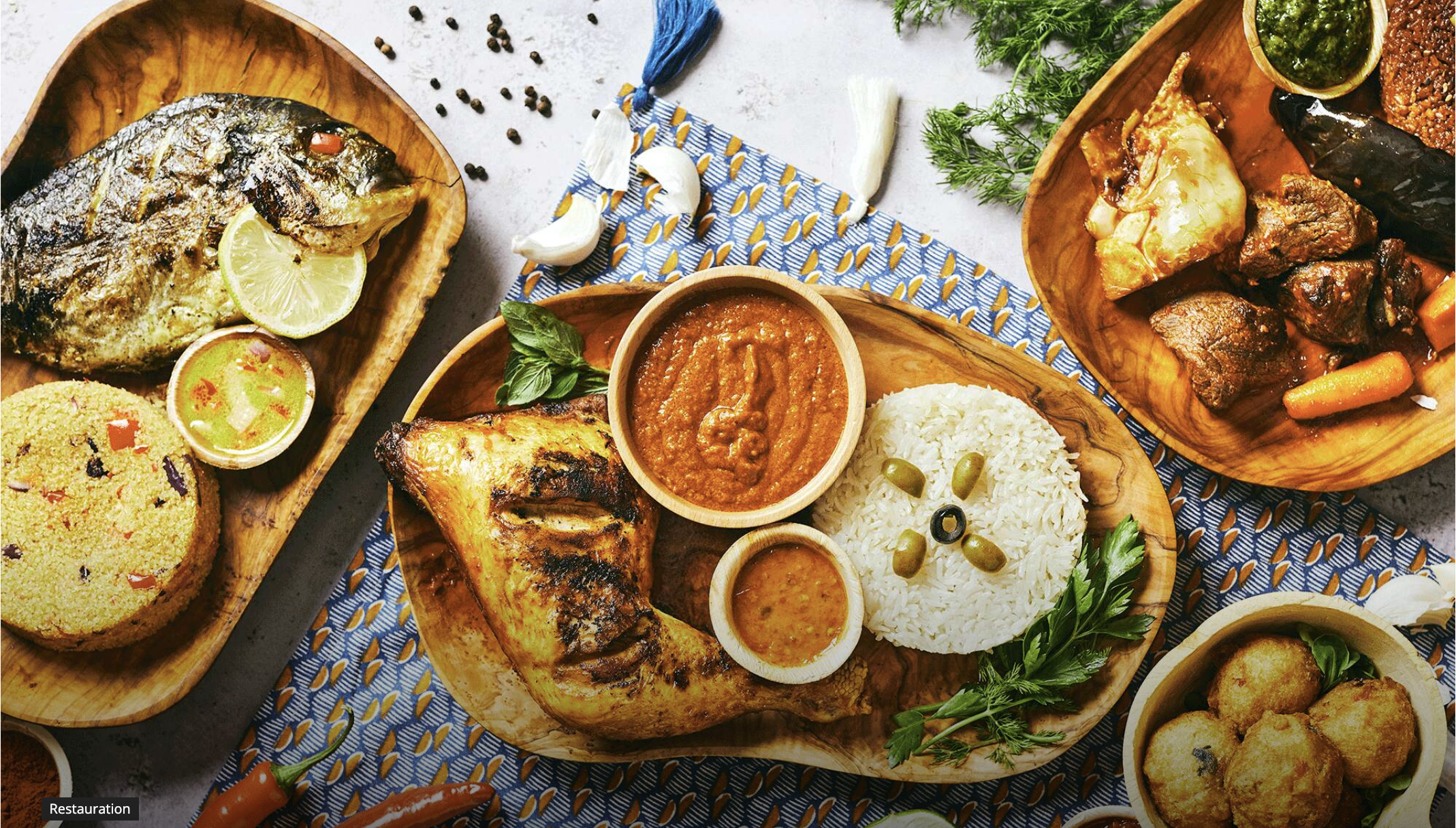 Food ouest-africaine : poulet braisé, alloco, riz